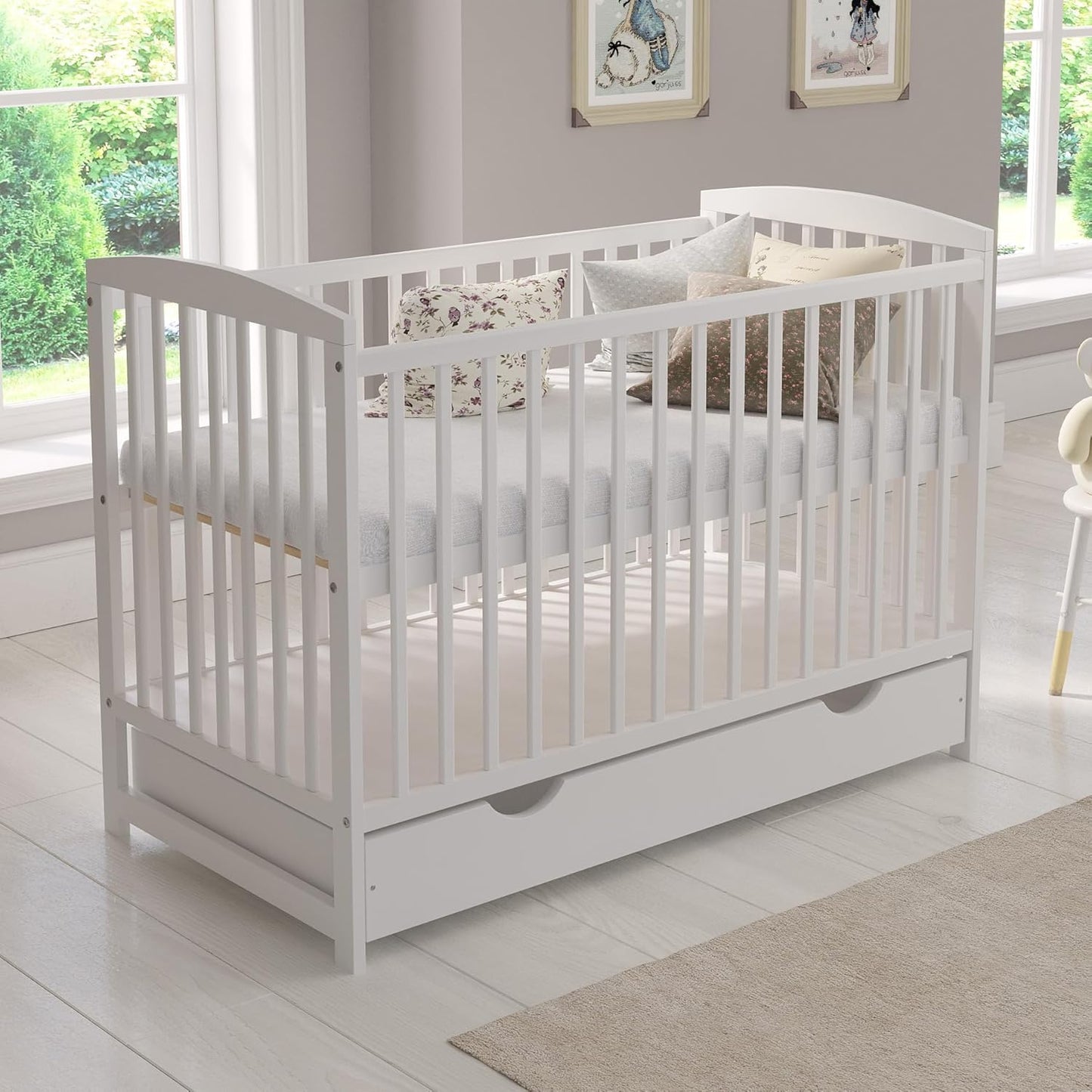 Love For Sleep lit bébé évolutif en bois blanc 120 × 60 cm avec matelas mousse, tiroir, barrière de sécurité et protections en silicone, modèle Jacob(Blanc)