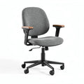 Chaise de bureau ergonomique en tissu gris avec accoudoirs en bois dimensions 50 x 50 x 90cm